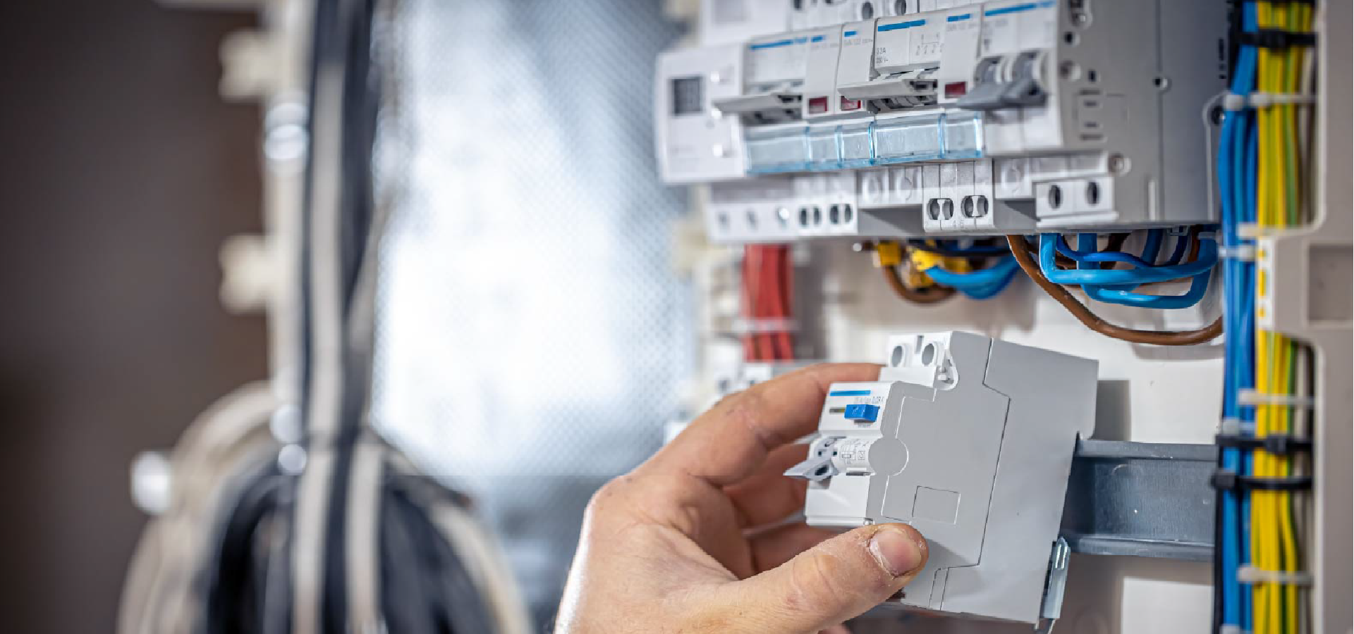 Electricista en acción